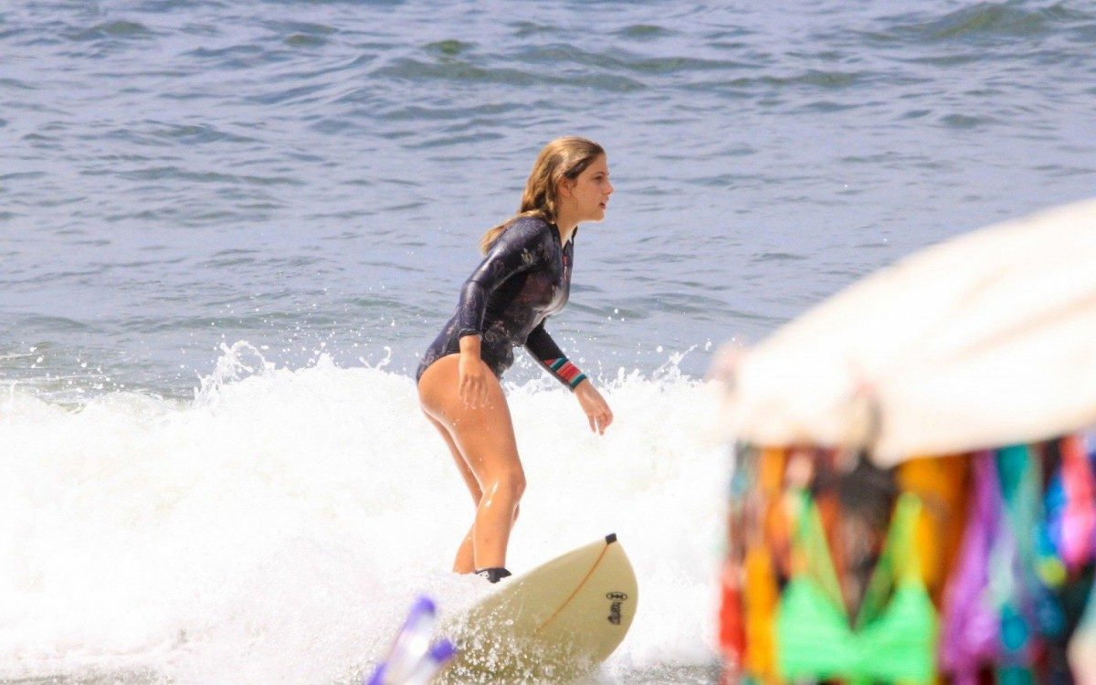 Marcos Palmeira acompanha aula de surfe da filha, Julia Matner, na Praia do Leblon, na Zona Sul do Rio, na manhã desta segunda-feira
