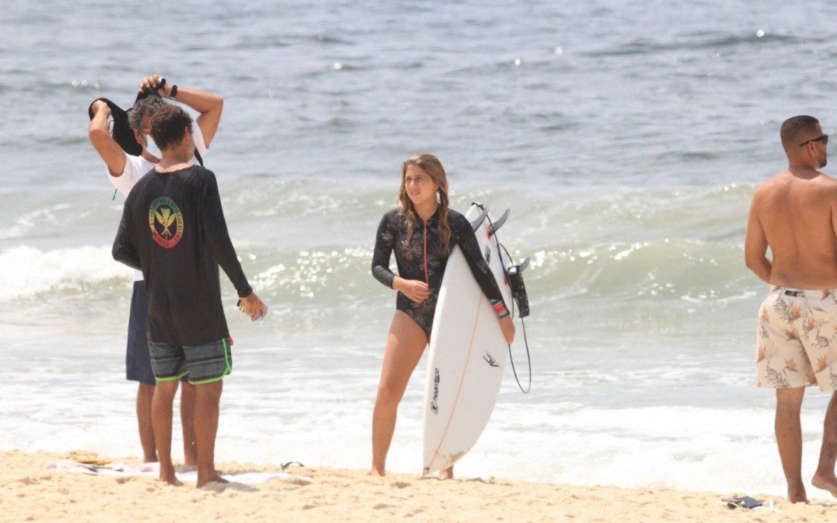 Marcos Palmeira acompanha aula de surfe da filha, Julia Matner, na Praia do Leblon, na Zona Sul do Rio, na manhã desta segunda-feira