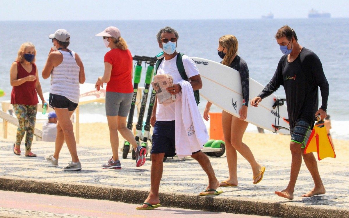 Marcos Palmeira acompanha aula de surfe da filha, Julia Matner, na Praia do Leblon, na Zona Sul do Rio, na manhã desta segunda-feira