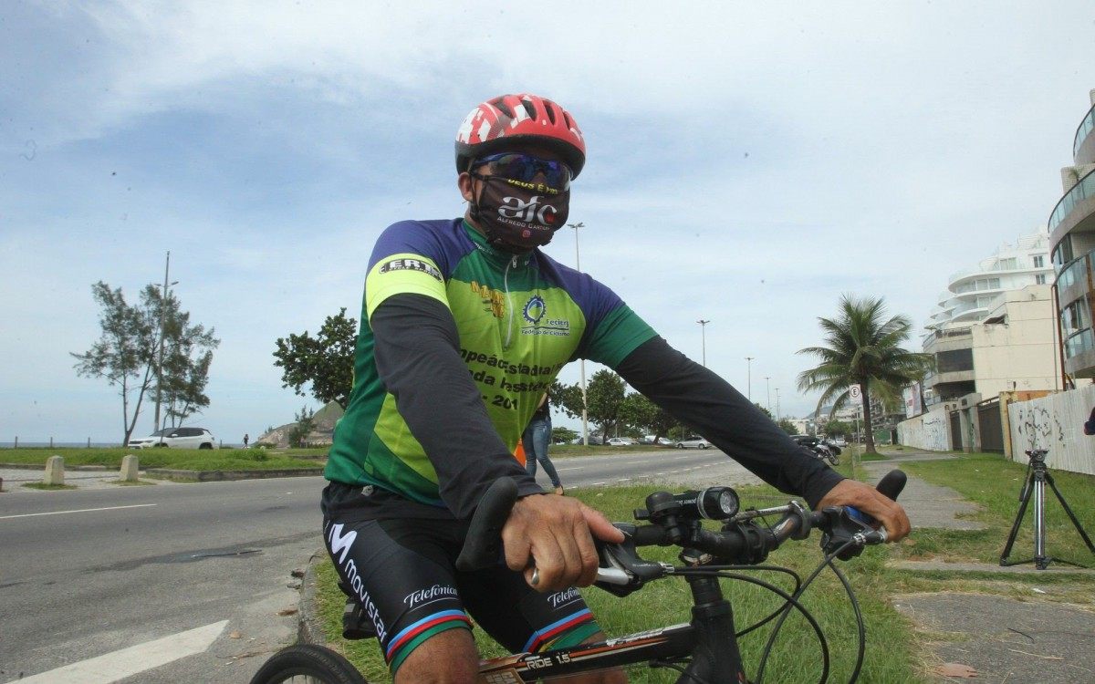 Capitão dos Bombeiros que atropela, mata ciclista e foge do local, no Recreio dos Bandeirantes. Na foto, o ciclista Alfredo Cartilha, amigo do que foi atropelado e morto - Estefan Radovicz / Agencia O Dia