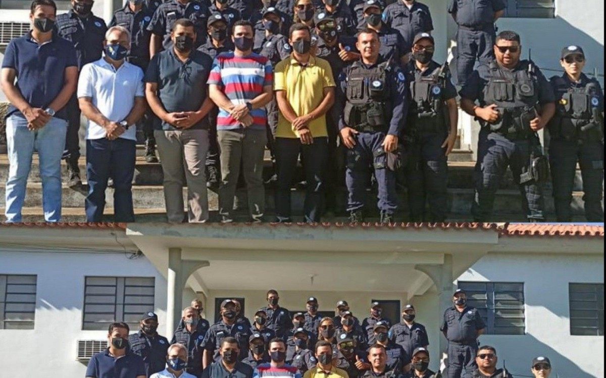 Prefeito e secret&aacute;rio de Gabinete, Claudinei Melo, se reuniram para apresenta&ccedil;&atilde;o do novo comandado da GCM de Italva, no Noroeste Fluminense.