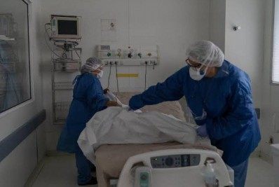 Namorado de enfermeira que morreu na fila da UTI diz que faltou respirador