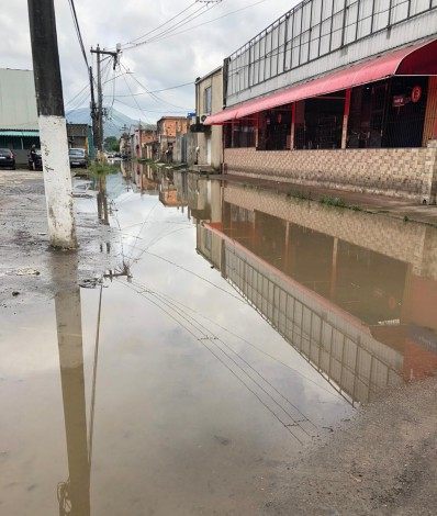 Chuva alagou ruas em Duque de Caxias - Reprodu&ccedil;&atilde;o