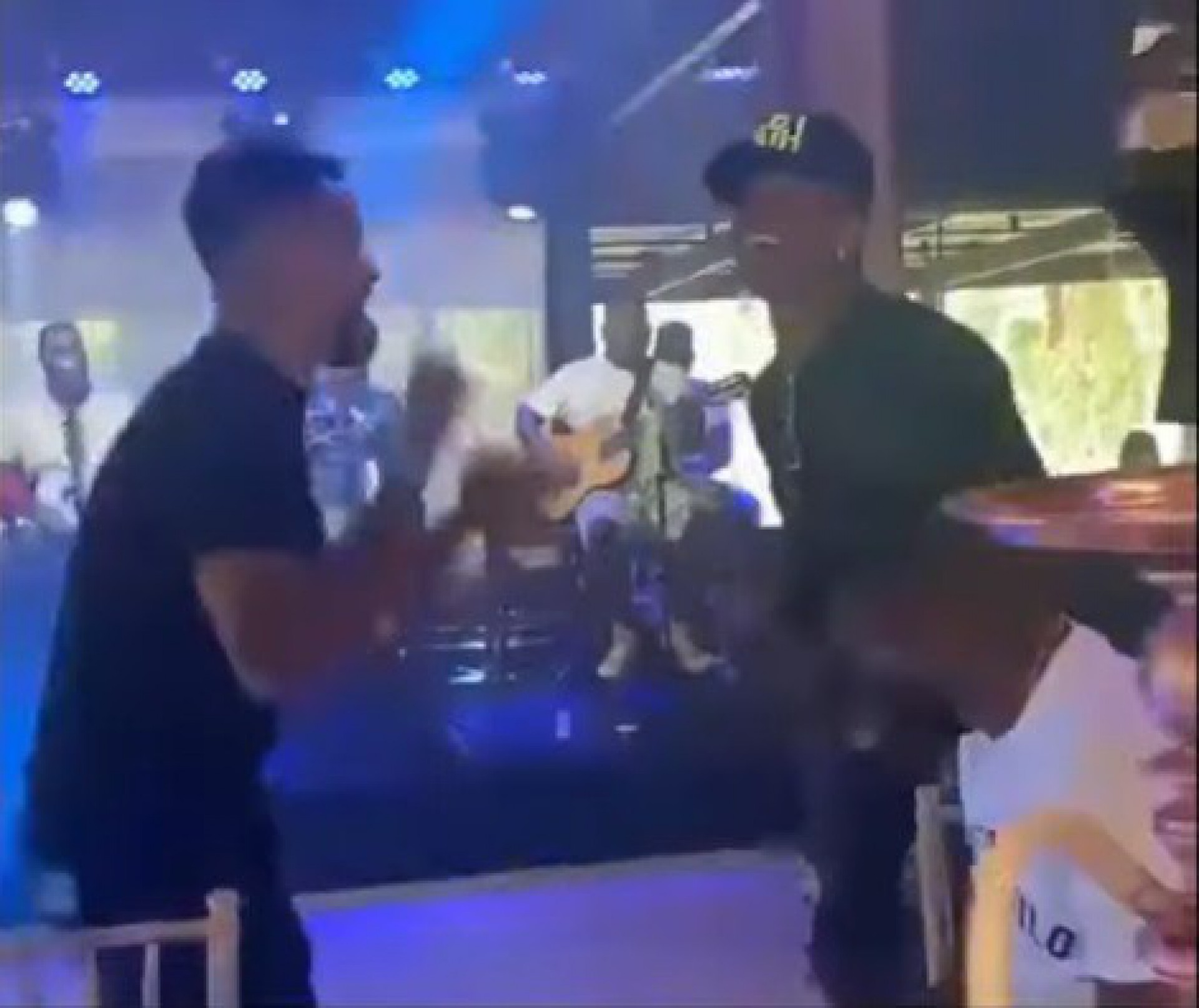 Os volantes Caio Alexandre e Renter&iacute;a aparecem no v&iacute;deo curtindo a festa com o grupo de pagode contratado para o evento - Reprodu&ccedil;&atilde;o