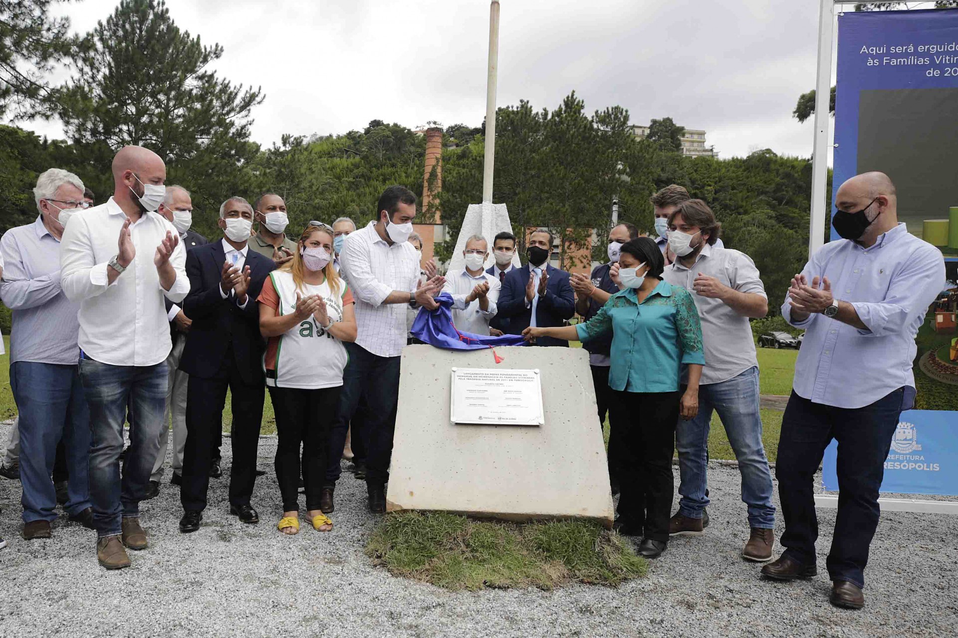 Teres&oacute;polis lan&ccedil;a pedra fundamental do monumento &agrave;s v&iacute;timas da trag&eacute;dia de 2011