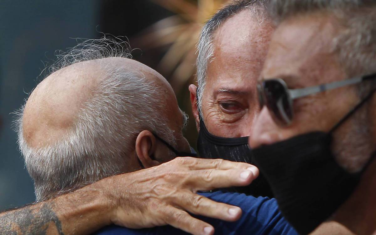 Familiares se despedem do ciclista Cl&aacute;udio Leite da Silva. Foto: Luciano Belford / Ag&ecirc;ncia O Dia - Luciano Belford / Ag&ecirc;ncia O Dia