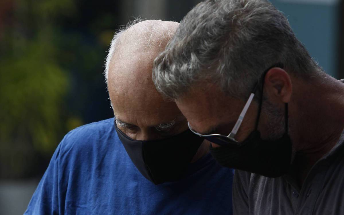 Familiares se despedem do ciclista Cl&aacute;udio Leite da Silva. Foto: Luciano Belford / Ag&ecirc;ncia O Dia - Luciano Belford / Ag&ecirc;ncia O Dia