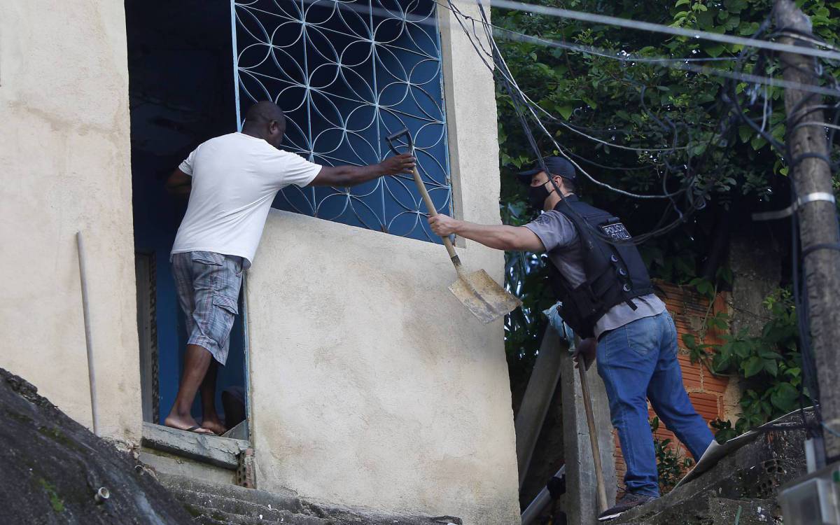 Policiais fazem nova busca por crianças desaparecidas em Belford Roxo - Luciano Belford / Agência O Dia