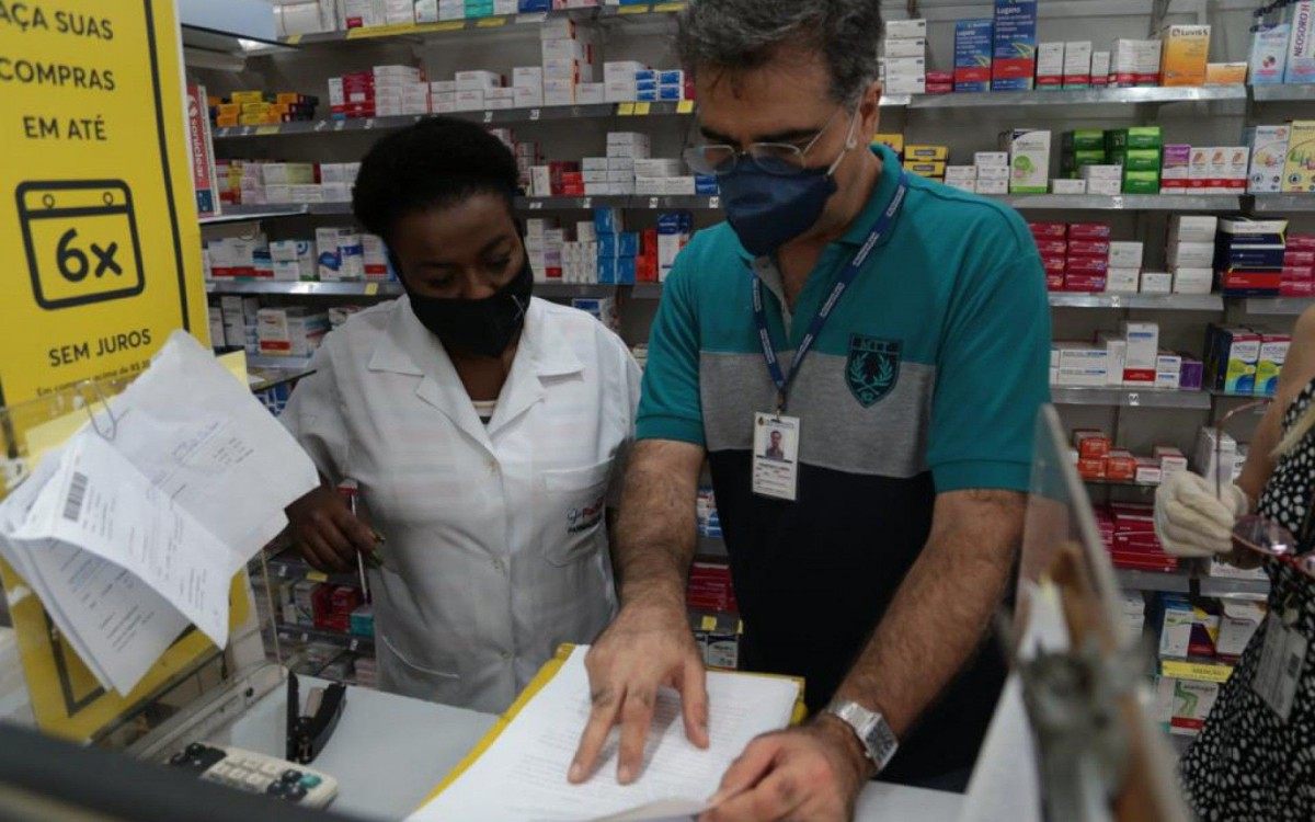 Denúncias podem ser feitas pelo e-mail vigilanciasanitaria@pmsg.rj.gov.br ou pelo telefone 3195-5198 ramal 1005 (armazenamento e manipulação de alimentos) ou 1008 (descumprimento de medidas de segurança quanto á pandemia) - Divulgação