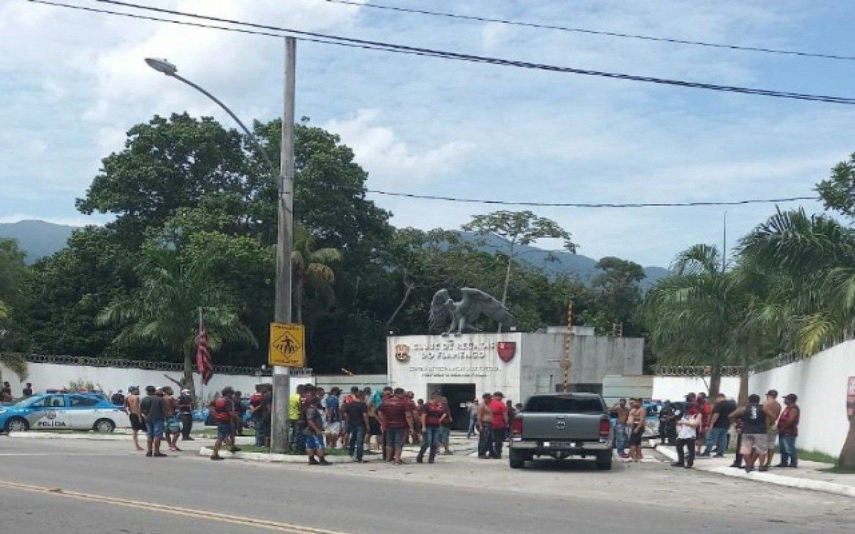Torcedores do Flamengo protestam no Ninho do Urubu - Reprodução