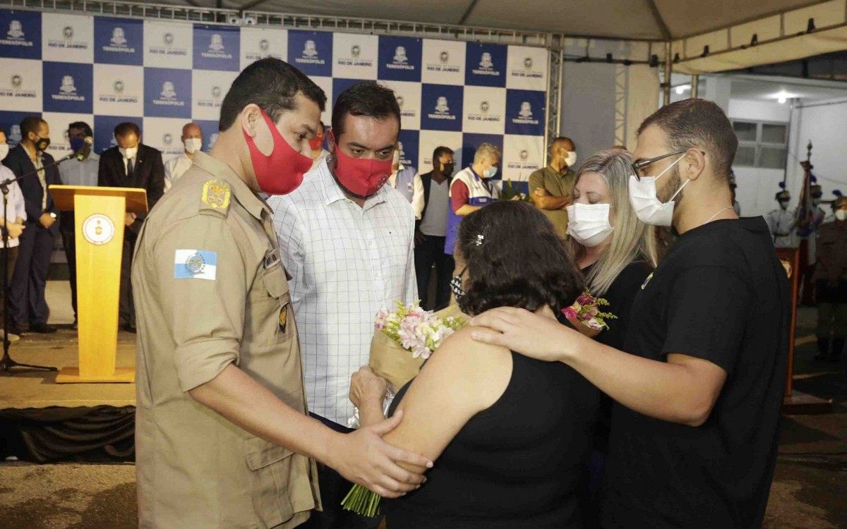 Cerimônia em homenagem aos profissionais e cidadãos que se empenharam na tragédia em 2011 