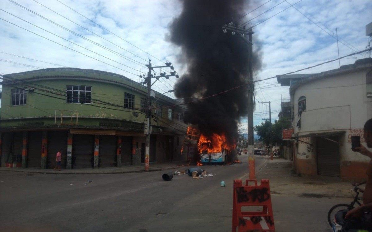 &Ocirc;nibus &eacute; queimado em protesto contra meninos desaparecidos em Belford Roxo	