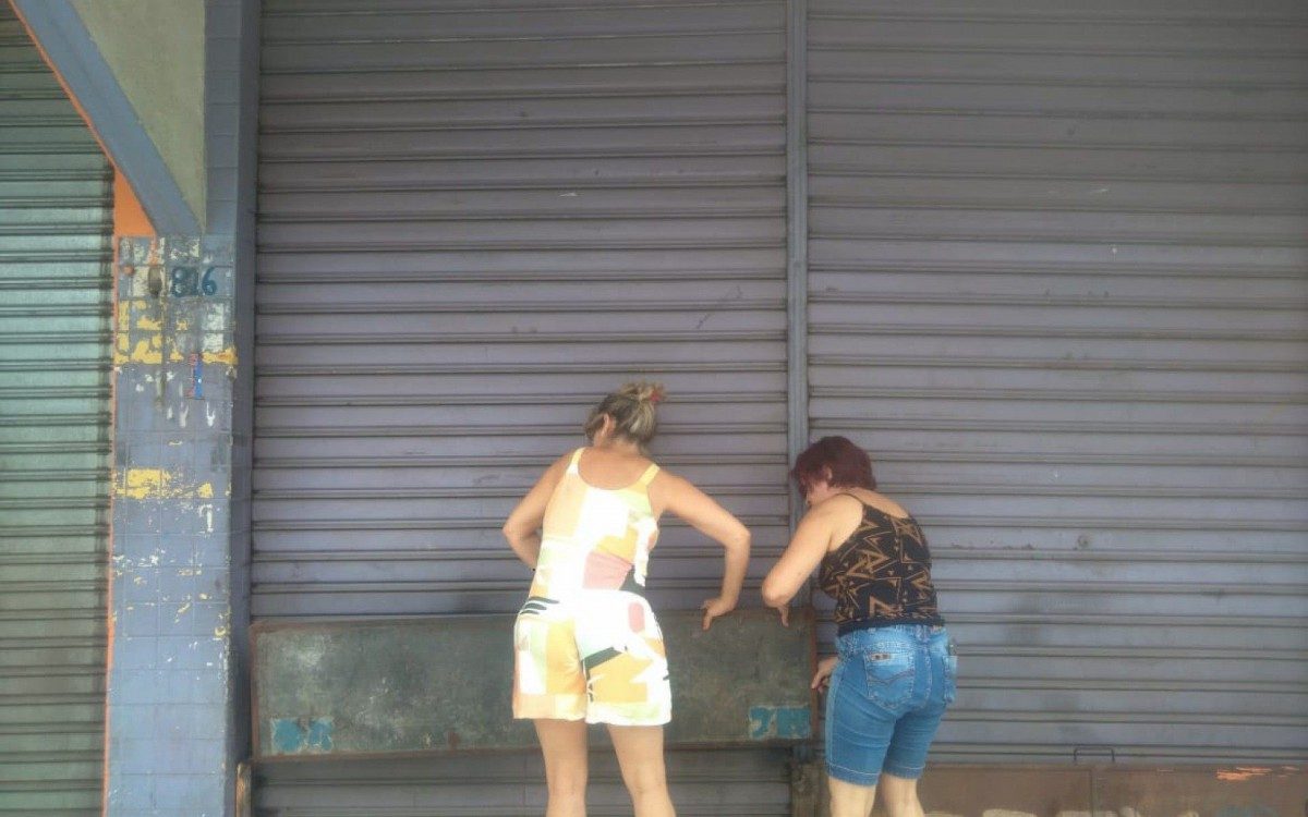 Com&eacute;rcios fecham as portas