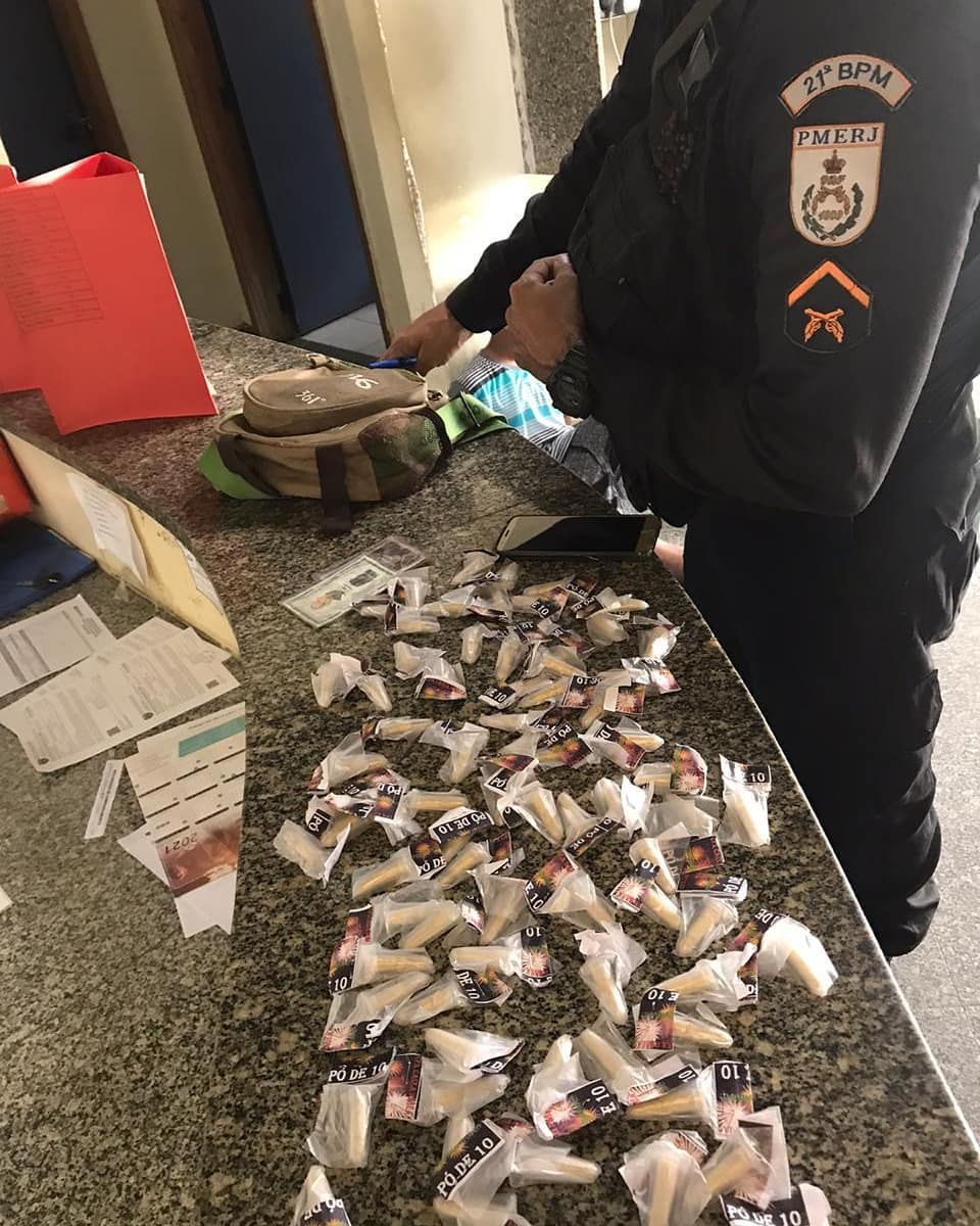 Na ação, foram apreendidos 74 Pinos de Cocaína - Divulgação/ 21º BPM