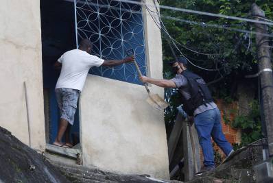 Policiais fazem buscas por pistas de crianças desaparecidas na Baixada Fluminense