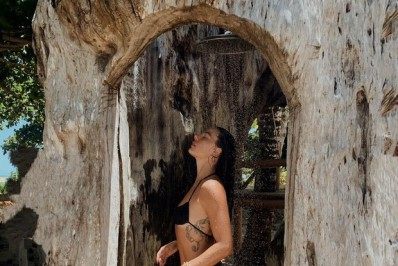 Isis Valverde relembra fotos de sua viagem para a Bahia