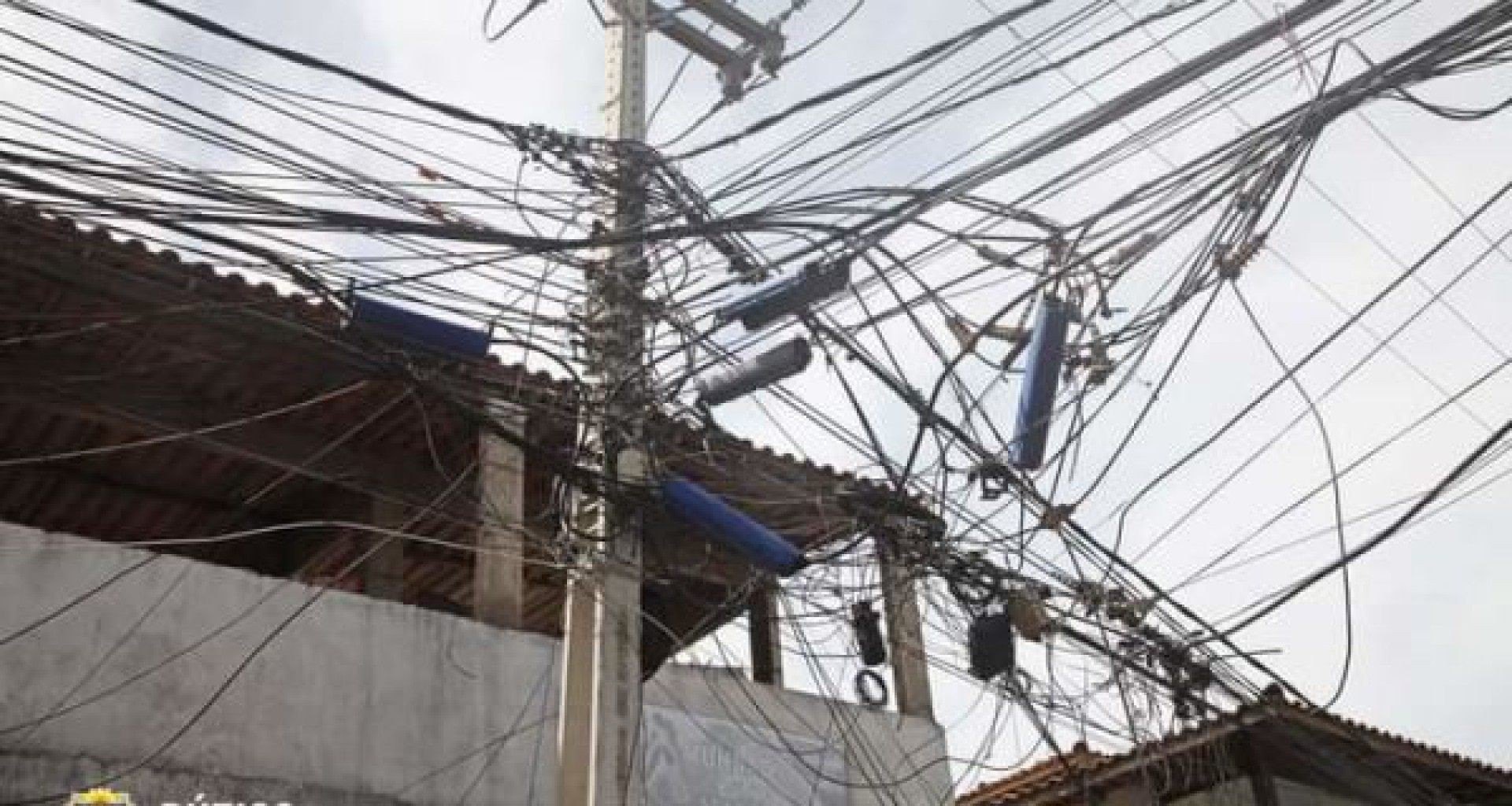 'Se necess&aacute;rio for, os fios ser&atilde;o cortados', dispara o Prefeito de B&uacute;zios, Alexandre Martins acerca da polui&ccedil;&atilde;o visual na cidade