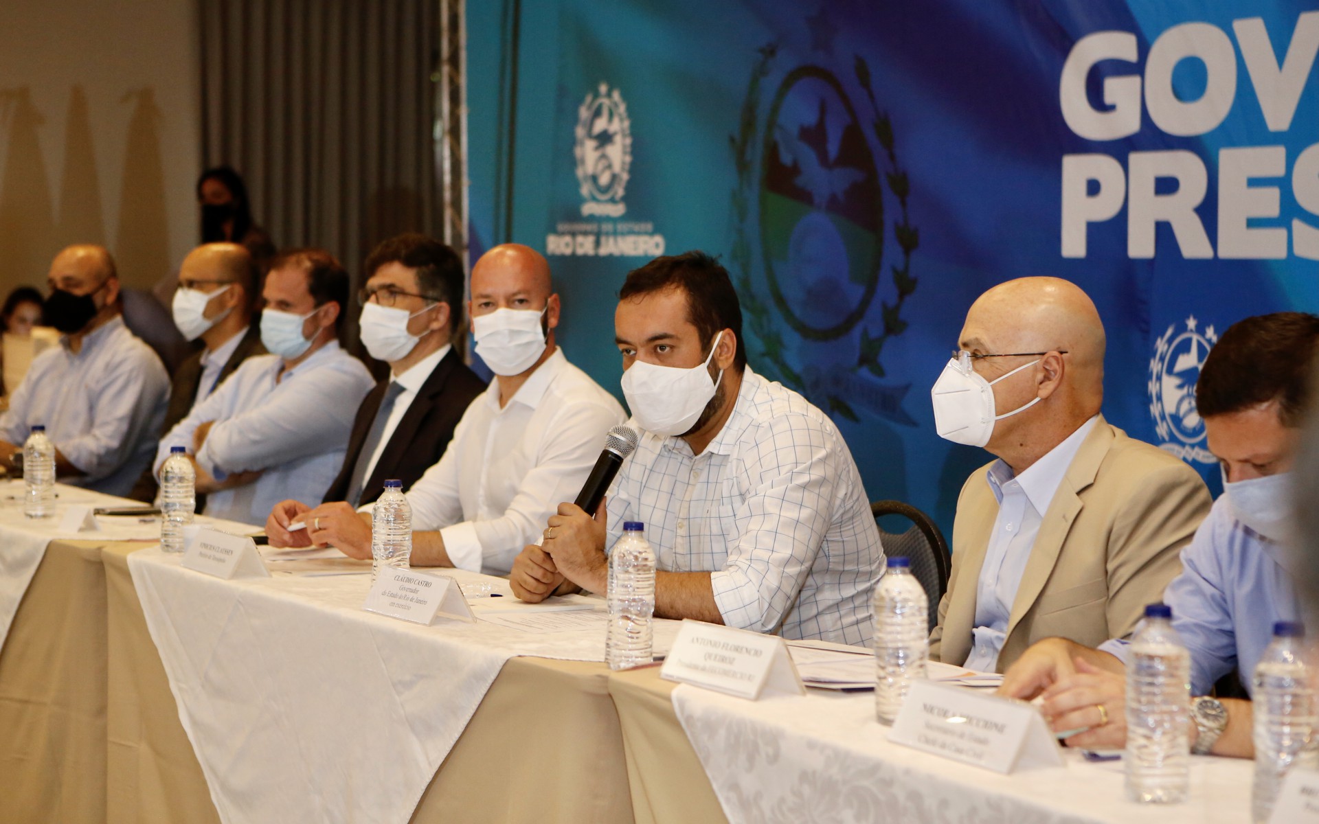 Governador se re&uacute;ne com 15 prefeitos da Regi&atilde;o Serrana no f&oacute;rum realizado em Teres&oacute;polis