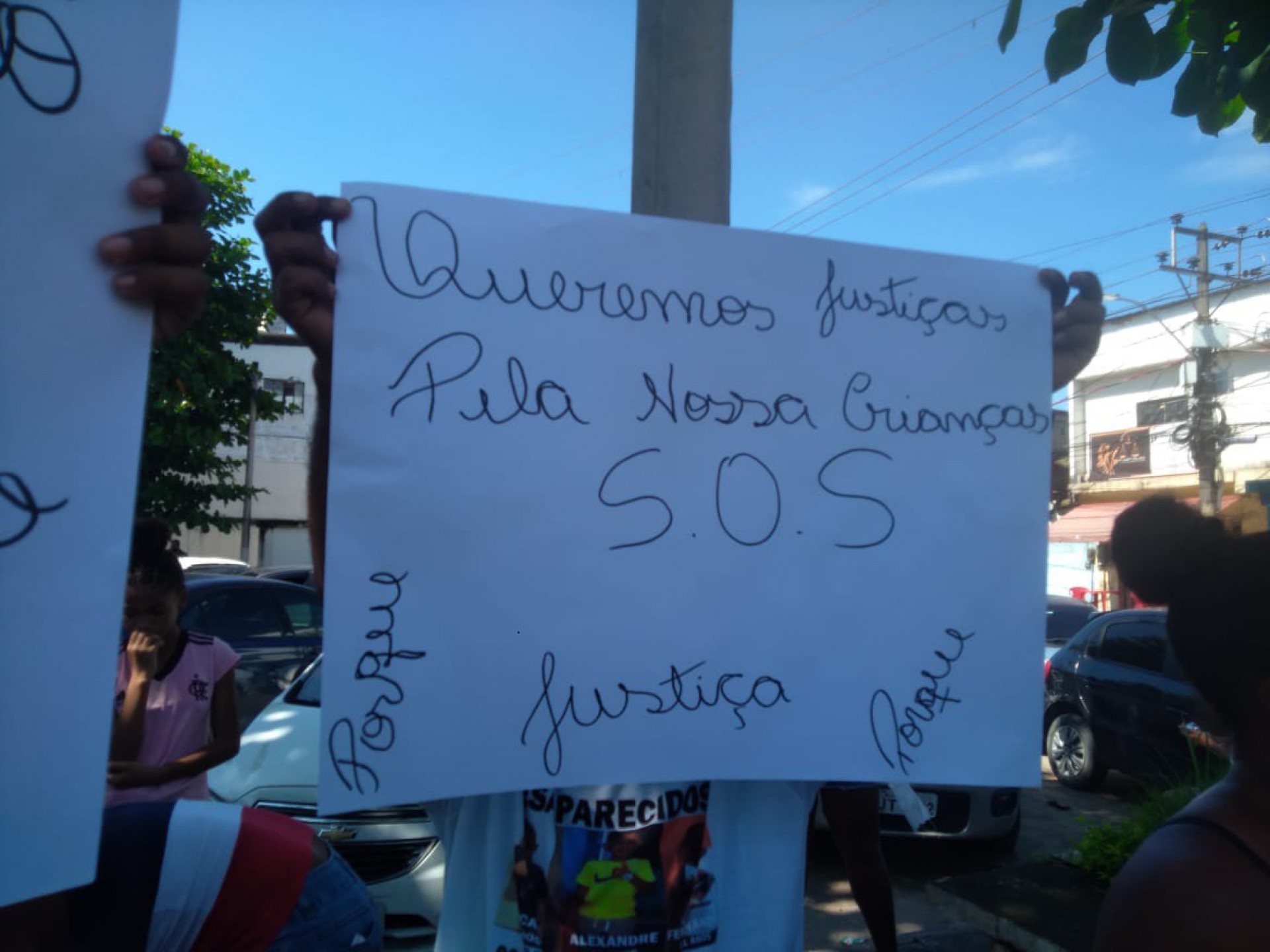 Protestos em frente a DHBF - Luana Benedito / Agência O Dia