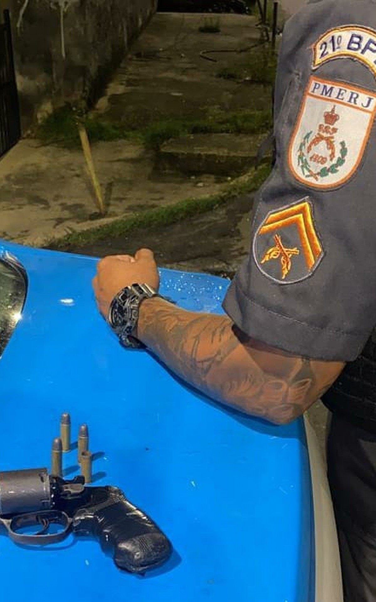 Com a dupla, foi encontrado um revólver cal 38 mm e uma munição deflagrada.  - Divulgação