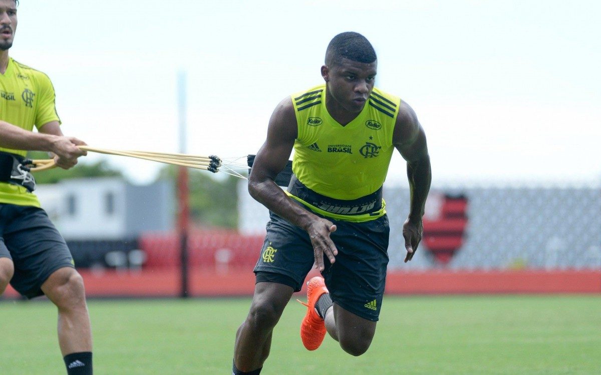 Lincoln já treina com os companheiros no Flamengo
