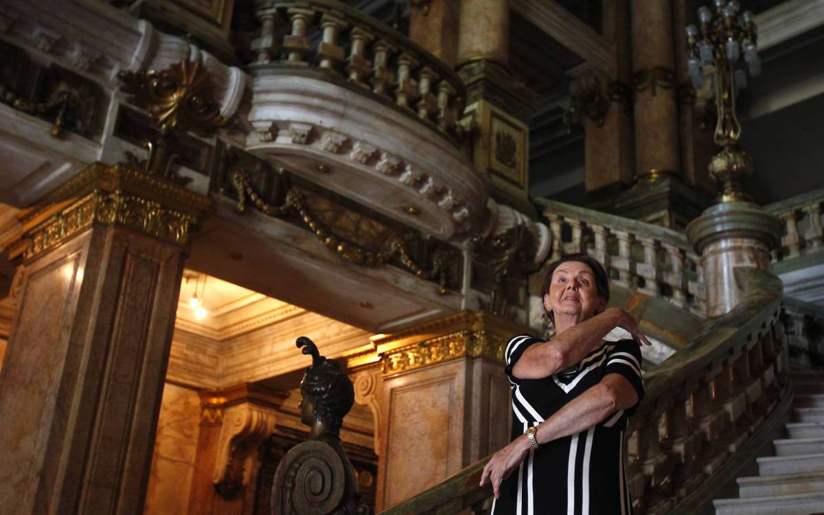 No Theatro Municipal, inaugurado em 1909, na Cinel&acirc;ndia, a &nbsp;bailarina Irene Orazem, de 80 anos, desfila sua eleg&acirc;ncia e sabedoria: ela entrou na escola de dan&ccedil;a aos oito anos