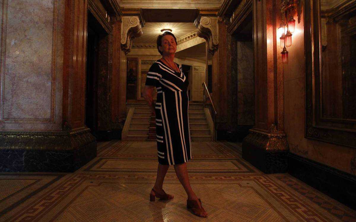 No Theatro Municipal, inaugurado em 1909, na Cinel&acirc;ndia, a &nbsp;bailarina Irene Orazem, de 80 anos, desfila sua eleg&acirc;ncia e sabedoria: ela entrou na escola de dan&ccedil;a aos oito anos