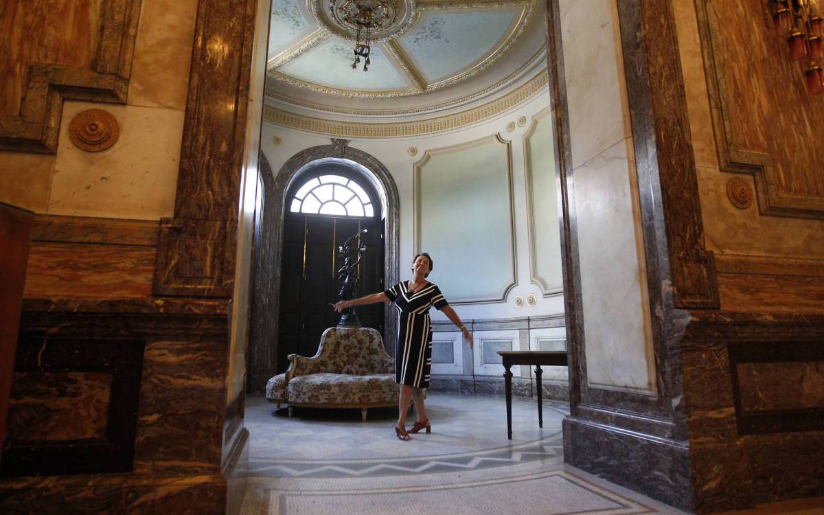 No Theatro Municipal, inaugurado em 1909, na Cinel&acirc;ndia, a &nbsp;bailarina Irene Orazem, de 80 anos, desfila sua eleg&acirc;ncia e sabedoria: ela entrou na escola de dan&ccedil;a aos oito anos
