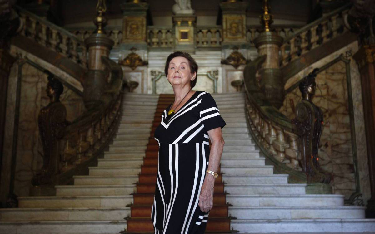 No Theatro Municipal, inaugurado em 1909, na Cinel&acirc;ndia, a &nbsp;bailarina Irene Orazem, de 80 anos, desfila sua eleg&acirc;ncia e sabedoria: ela entrou na escola de dan&ccedil;a aos oito anos