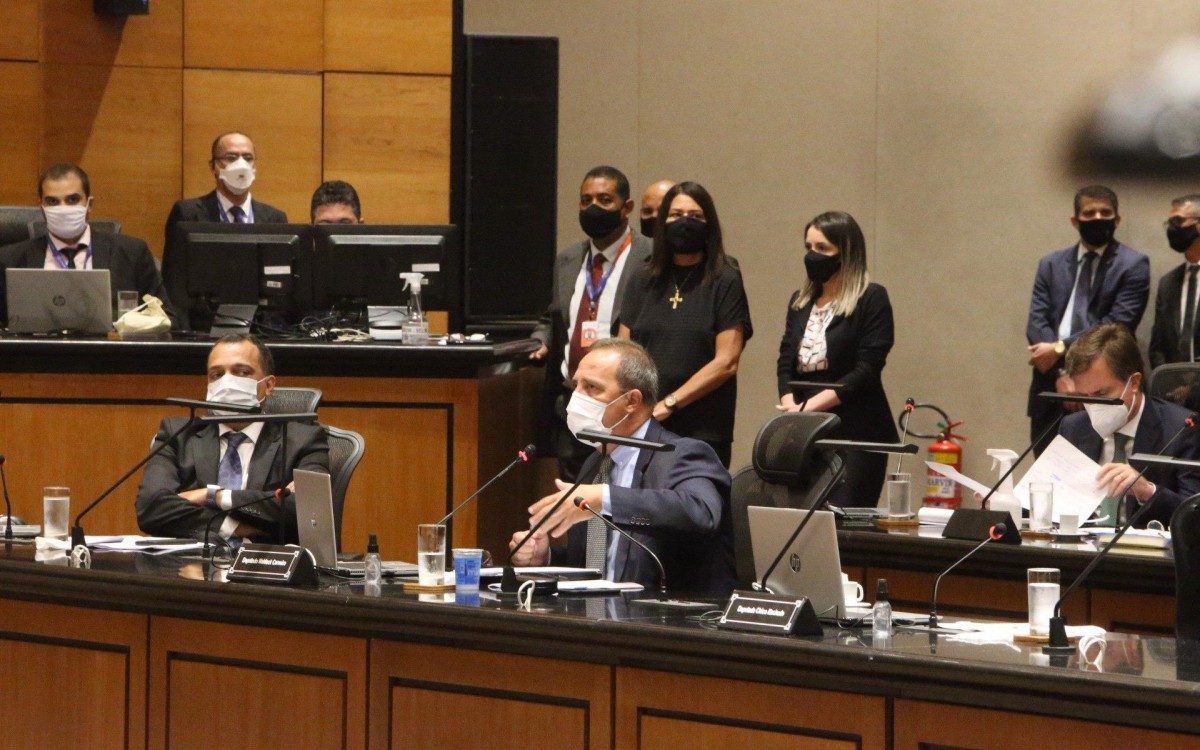 PROCESSO DE IMPEACHMENT DE WILSON WITZEL

DEPOIMENTO DE TESTEMUNHAS (13/01/21)
O presidente do Tribunal de Justiça do Estado do Rio de Janeiro (TJRJ) e do Tribunal Especial Misto (TEM), desembargador Claudio de Mello Tavares, e o colegiado do TEM – formado por cinco desembargadores e cinco deputados estaduais - ouvem, em sessão marcada para  as 11h da próxima quarta-feira (13/01), as últimas testemunhas arroladas no processo de impeachment do governador afastado Wilson Witzel. 