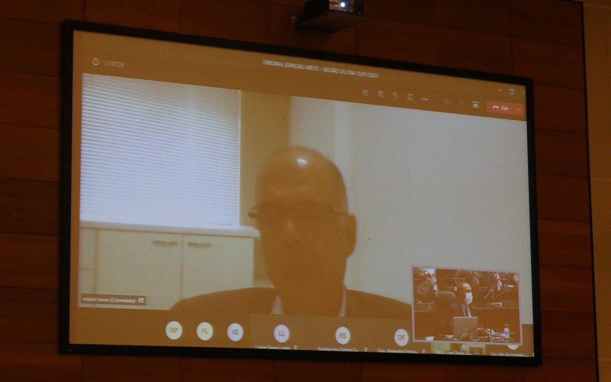 PROCESSO DE IMPEACHMENT DE WILSON WITZEL

DEPOIMENTO DE TESTEMUNHAS (13/01/21)
O presidente do Tribunal de Justiça do Estado do Rio de Janeiro (TJRJ) e do Tribunal Especial Misto (TEM), desembargador Claudio de Mello Tavares, e o colegiado do TEM – formado por cinco desembargadores e cinco deputados estaduais - ouvem, em sessão marcada para  as 11h da próxima quarta-feira (13/01), as últimas testemunhas arroladas no processo de impeachment do governador afastado Wilson Witzel. 