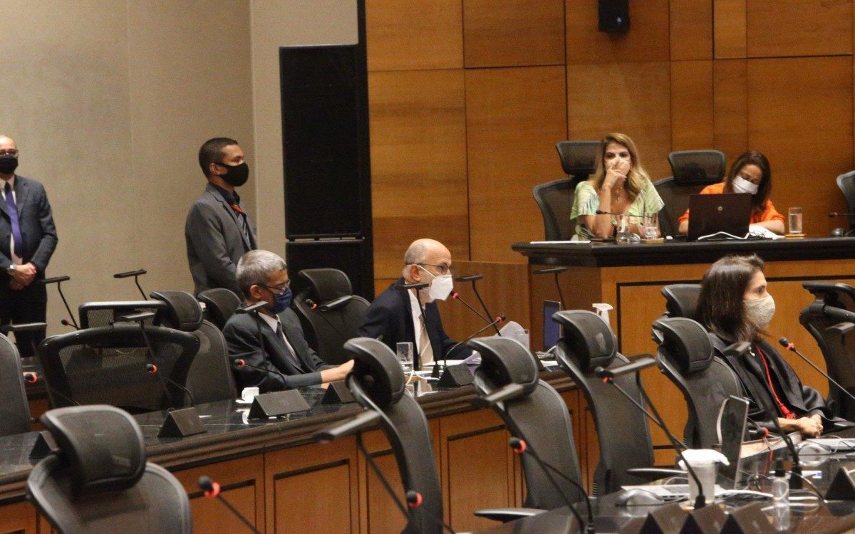 PROCESSO DE IMPEACHMENT DE WILSON WITZEL

DEPOIMENTO DE TESTEMUNHAS (13/01/21)
O presidente do Tribunal de Justi&ccedil;a do Estado do Rio de Janeiro (TJRJ) e do Tribunal Especial Misto (TEM), desembargador Claudio de Mello Tavares, e o colegiado do TEM &ndash; formado por cinco desembargadores e cinco deputados estaduais - ouvem, em sess&atilde;o marcada para  as 11h da pr&oacute;xima quarta-feira (13/01), as &uacute;ltimas testemunhas arroladas no processo de impeachment do governador afastado Wilson Witzel. 