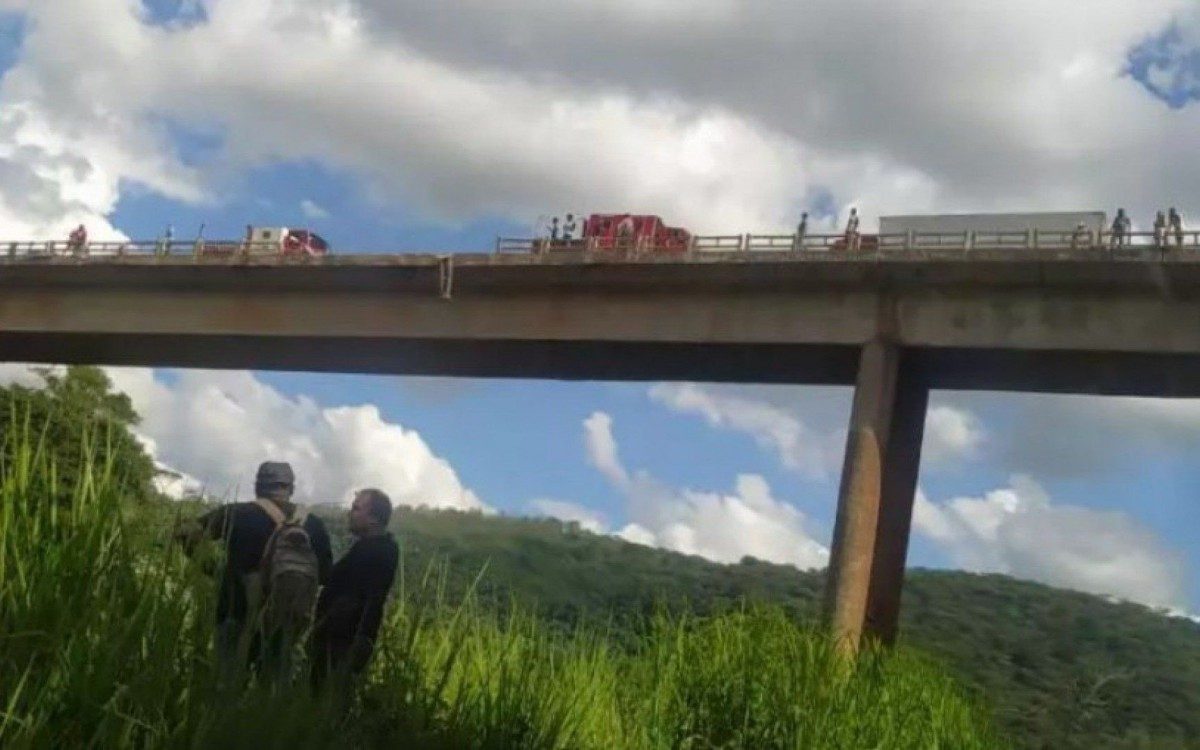 De acordo com o Corpo de Bombeiros, havia duas pessoas dentro da carreta - Divulgação
