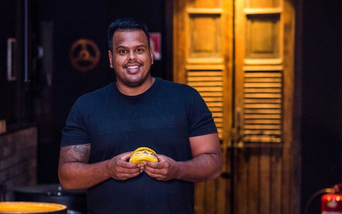 Samir Almeida, sócio da Bob Beef: opções especiais oferecidas por delivery em versão mais exuta do menu - PFZ Studio   Normal Lima