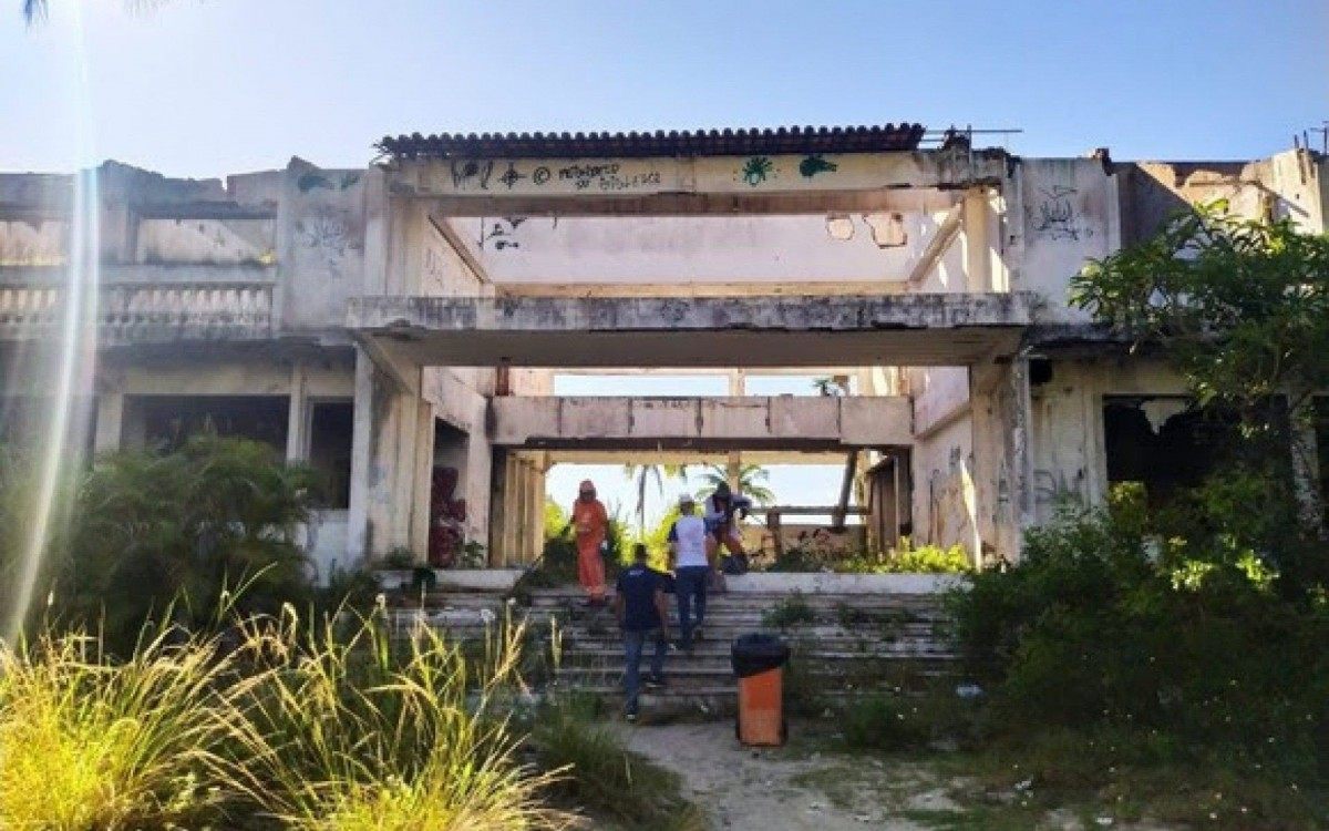 Prédio do antigo Hotel Acapulco em Cabo Frio passa por limpeza e avaliação técnica de engenheiros da Prefeitura - Prefeitura de Cabo Frio 