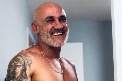 Ex-BBB Ayrton posa sem camisa e impressiona com novo 'shape'