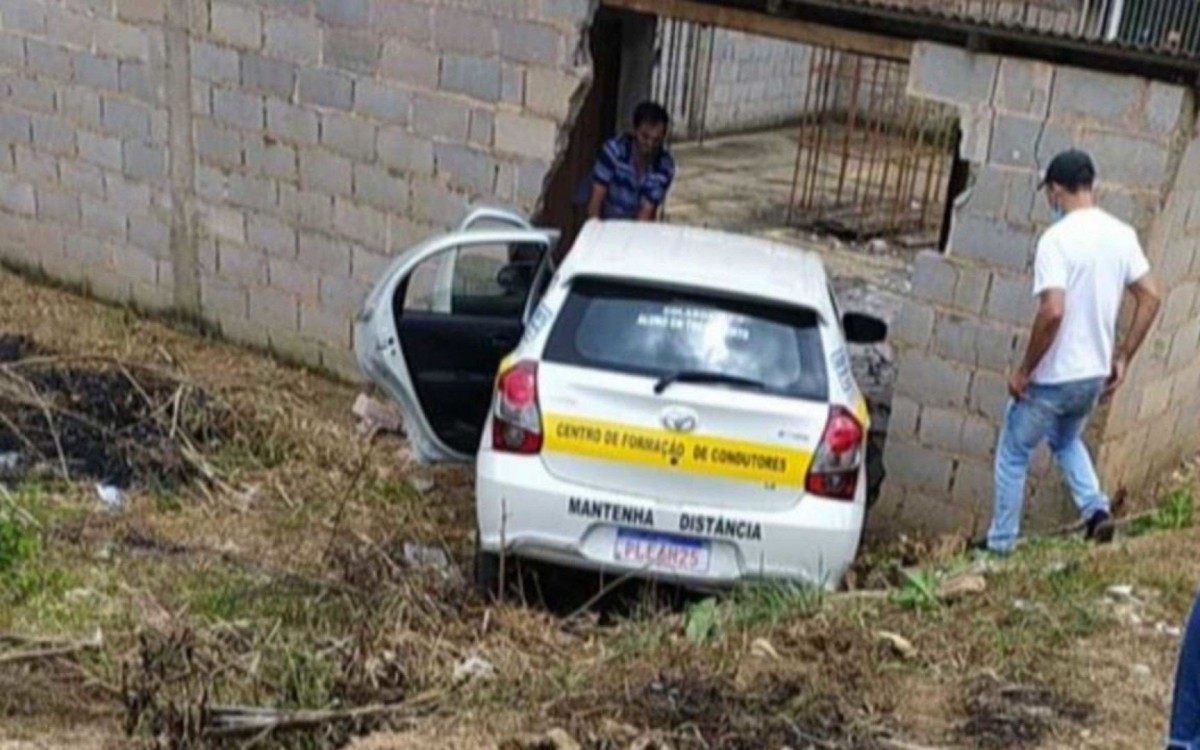 Além da aluna, mais dois avaliadores do Departamento Estadual de Trânsito (Detran-ES) estavam dentro do carro
 - Reprodução