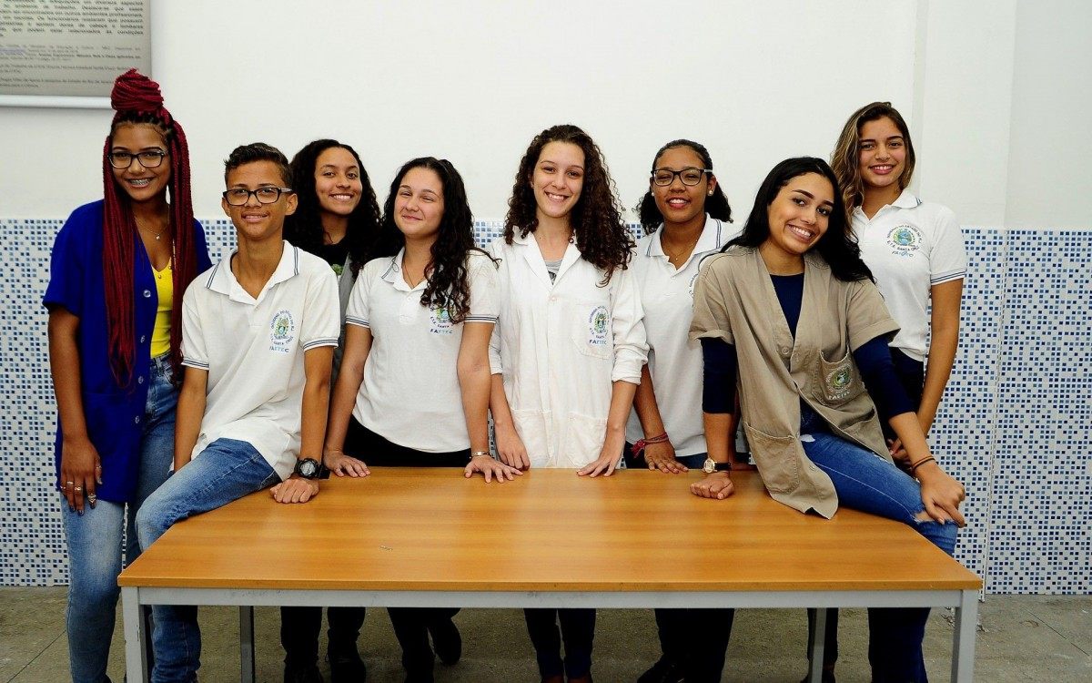 Alunos ganham prêmio por desempenho escolar