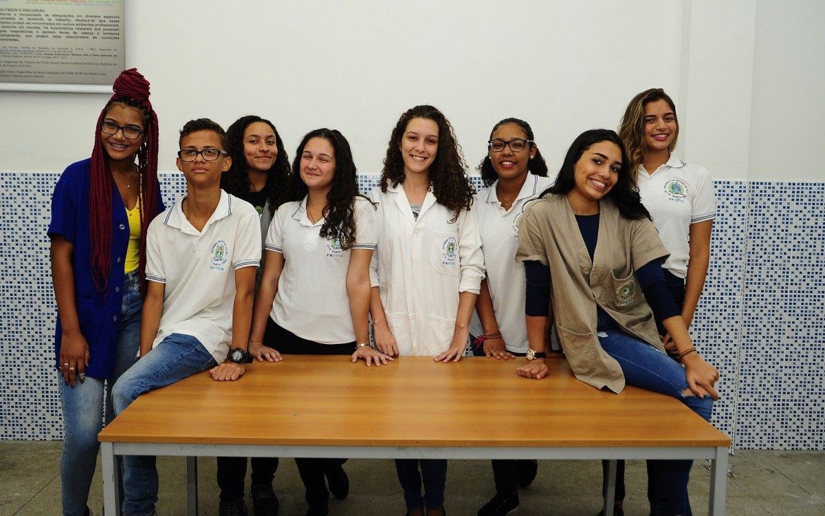 Alunos ganham prêmio por desempenho escolar