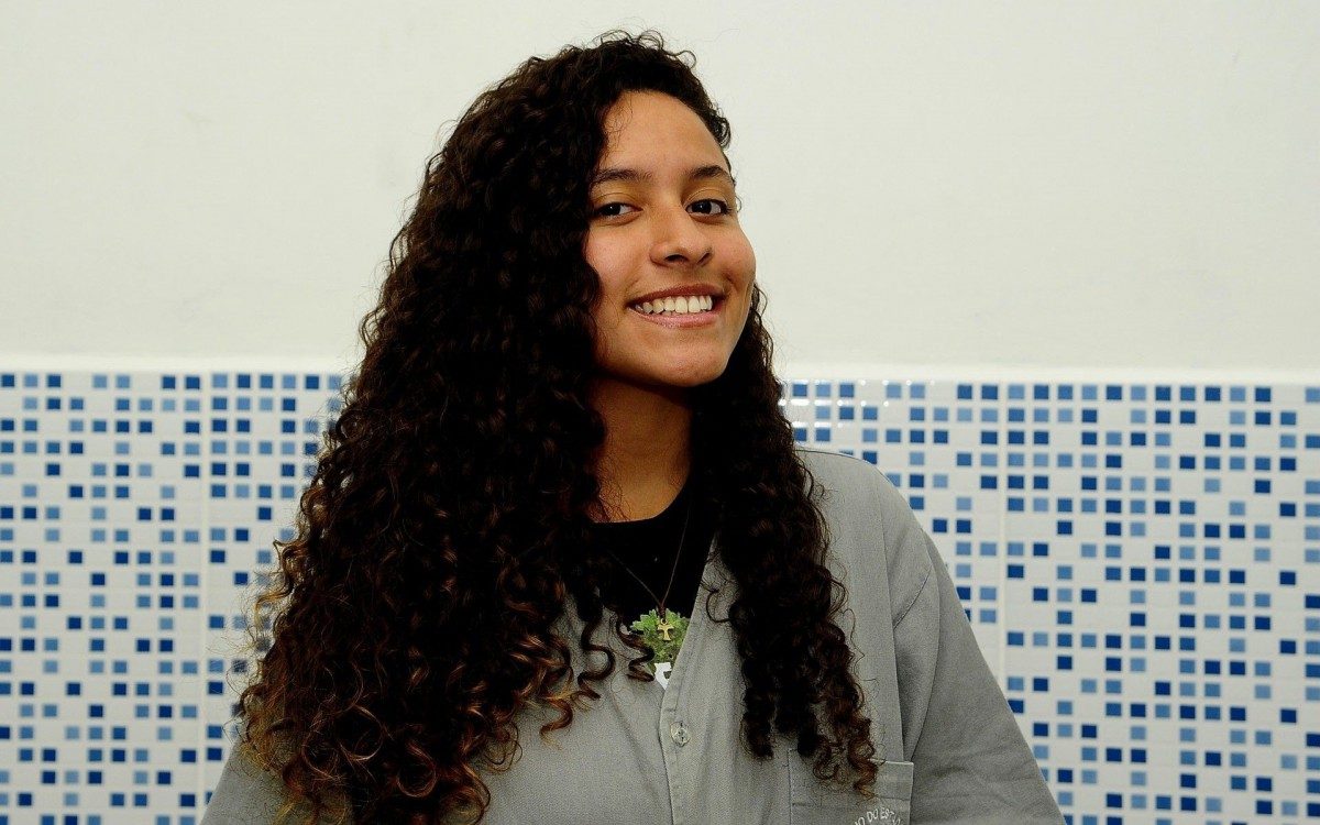 Alunos ganham prêmio por desempenho escolar