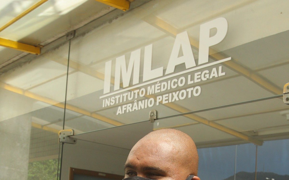 Parentes do Militar Israel Corr&ecirc;a, que foi morto por bandidos num assalto, compareceram no IML, para a libera&ccedil;&atilde;o do corpo do militar. Na foto, o primo, Wilson Leal.