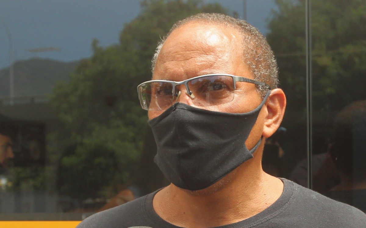 Parentes do Militar Israel Corrêa, que foi morto por bandidos num assalto, compareceram no IML, para a liberação do corpo do militar. Na foto, o pai, Marcelo Corrêa, o pai.