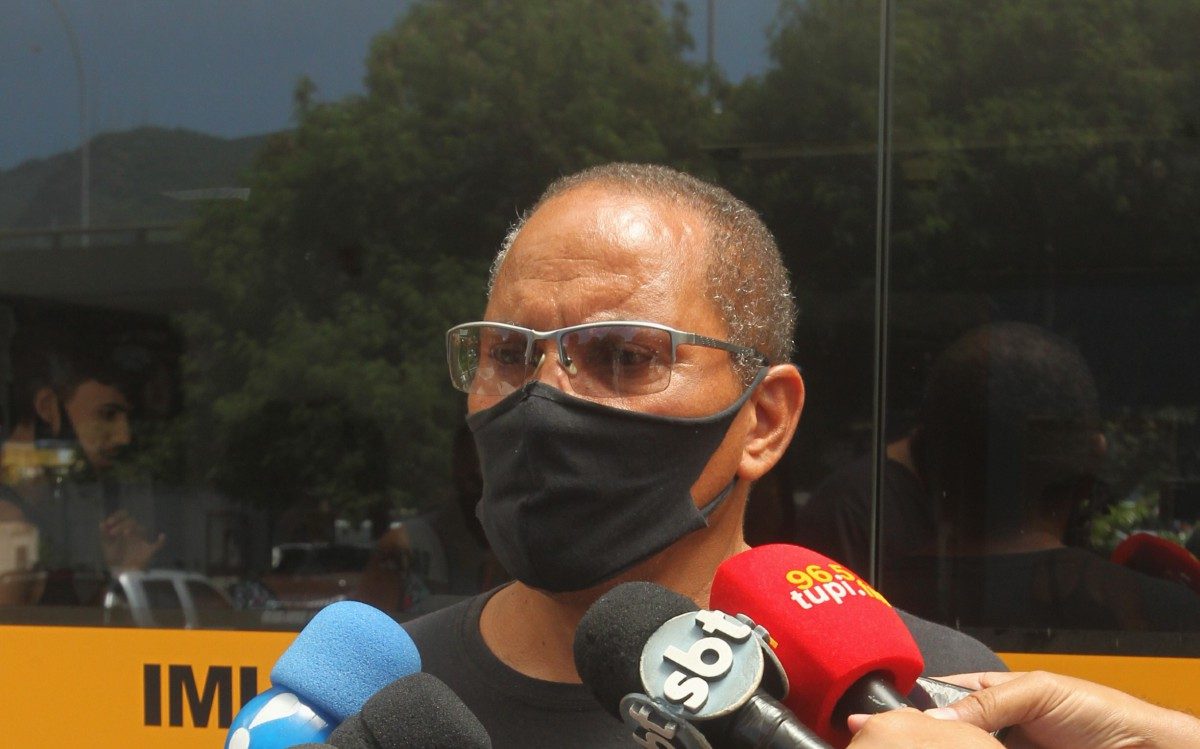 Parentes do Militar Israel Corr&ecirc;a, que foi morto por bandidos num assalto, compareceram no IML, para a libera&ccedil;&atilde;o do corpo do militar. Na foto, o pai, Marcelo Corr&ecirc;a, o pai.