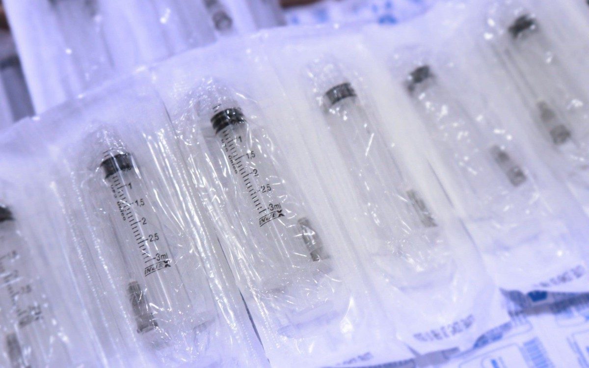 5,5 milhões de agulhas com seringas começam a ser distribuídas neste sábado às 92 cidades do estado