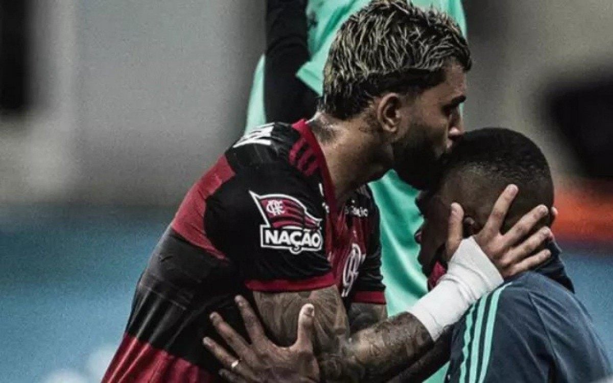 Gabigol beija a cabeça de Juan em um dos jogos do Flamengo