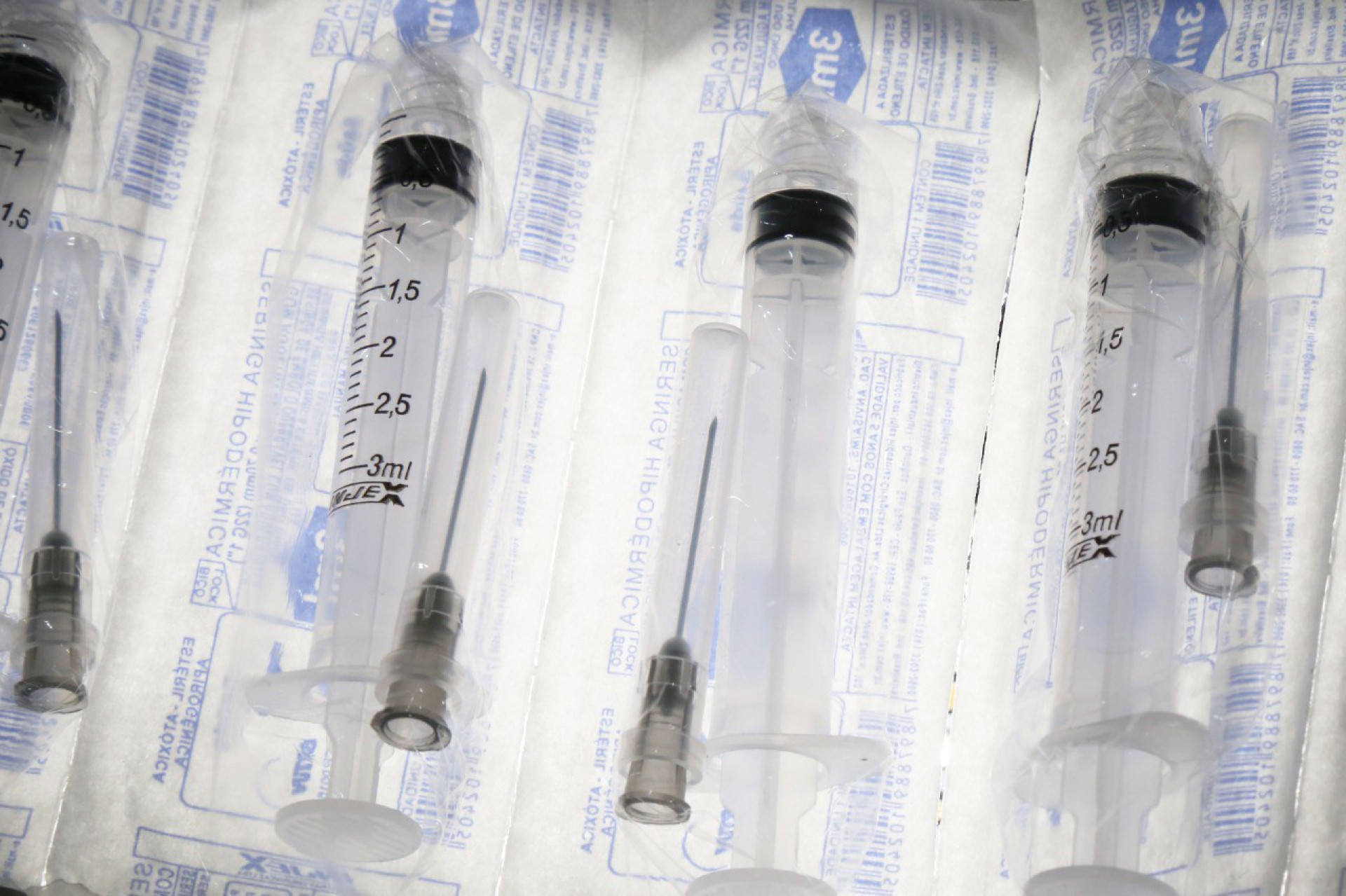 5,5 milh&otilde;es de agulhas com seringas come&ccedil;am a ser distribu&iacute;das neste s&aacute;bado &agrave;s 92 cidades do estado - Divulga&ccedil;&atilde;o SES/Maur&iacute;cio Bas&iacute;lio