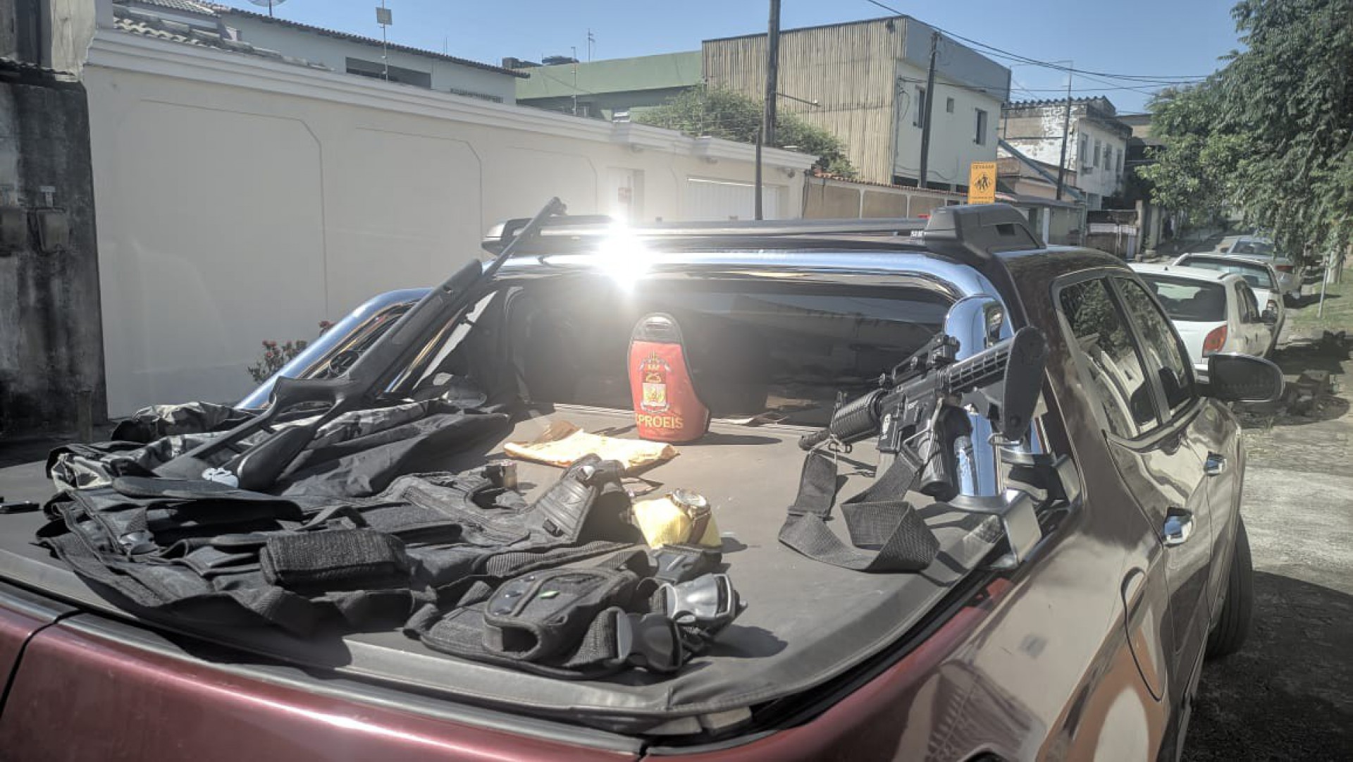 Proeis de Itaguaí recupera veículo roubado e apreende réplica de fuzil