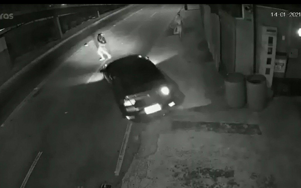 Motorista 'joga' carro contra bandidos e consegue fugir de assalto - Reprodução