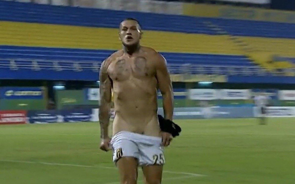 Bobadilla se desculpou após se exceder na comemoração e mostrou preocupação com a reação da mulher - Reprodução/Tigo Sports