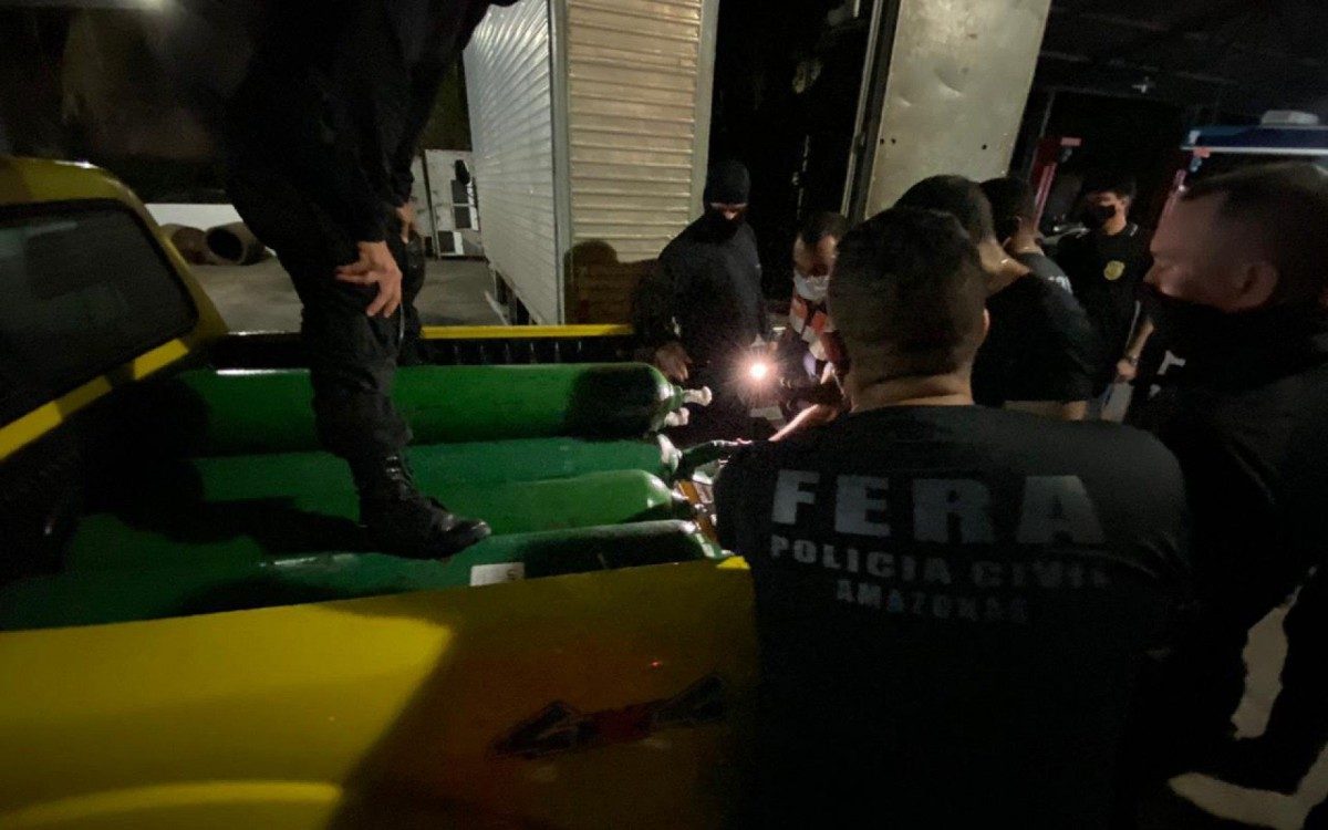 For&ccedil;as de seguran&ccedil;a apreendem caminh&atilde;o transportando 33 cilindros de oxig&ecirc;nio, em Manaus
